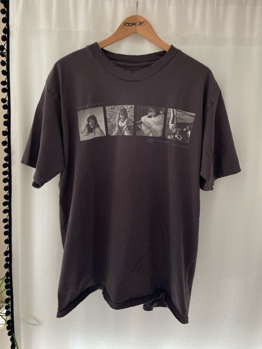 Official Taylor Swift 1989 Taylor’s Version charcoal photo t shirt women’s XL